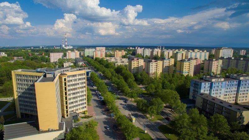 Urząd Miasta Tychy Instytucje miejskie W 1967 roku wmurowano kamień węgielny pod przyszły Urząd Miasta. Gmach został zaprojektowany na...