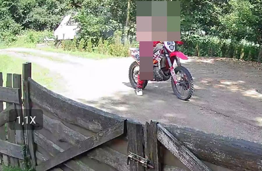Uderzył w płot za Czartakiem i uciekł. „Motocyklista stwarza zagrożenie dla naszych dzieci”