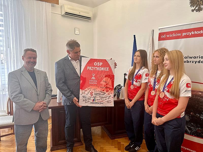 Burmistrz osobiście pogratulował brązowym medalistkom. Dziewczyny z Przytkowic pokazały trofea