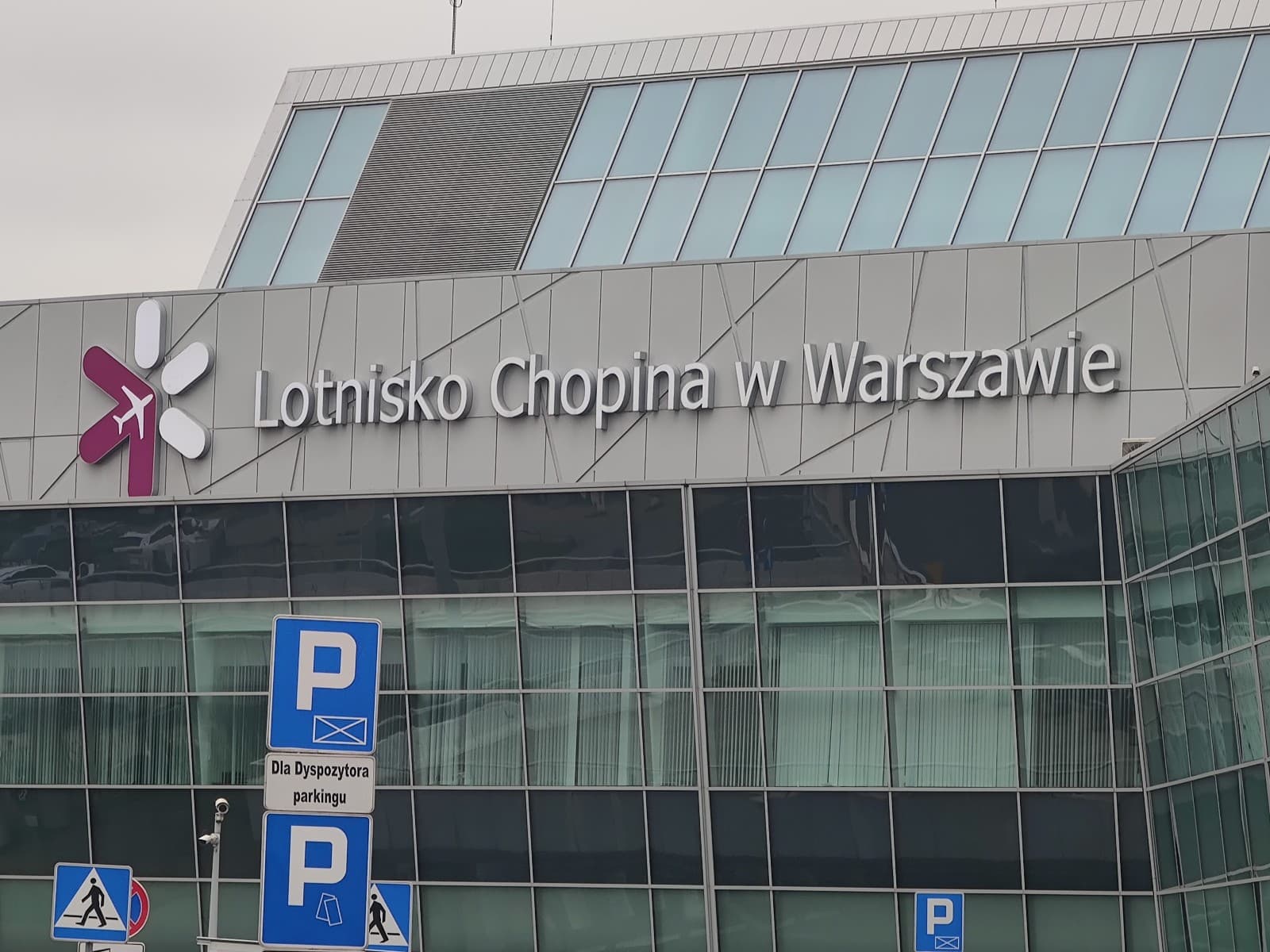 Uderzenie gorąca na Lotnisko Chopina w Warszawie. Pas wyłączony z użytkowania, trwa nocna walka z czasem