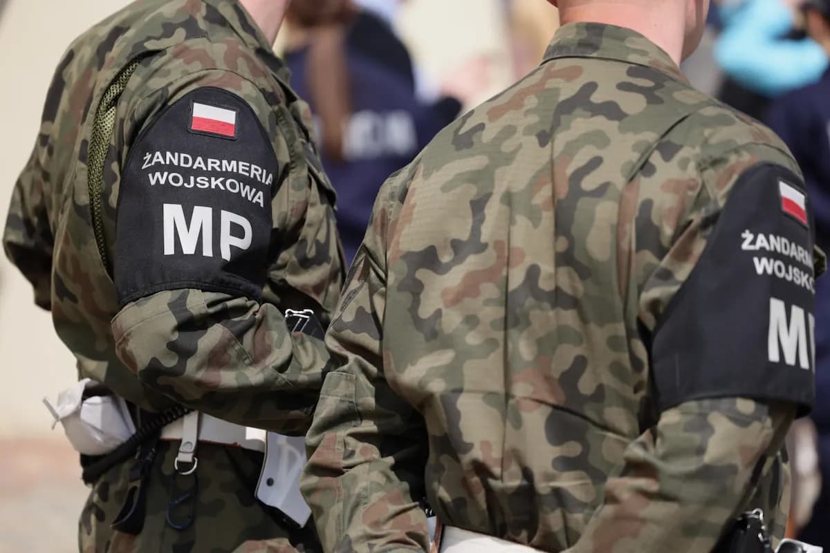 Pilny komunikat Żandarmerii Wojskowej. Groźny incydent w Warszawie. Obcokrajowiec wdarł się do budynku