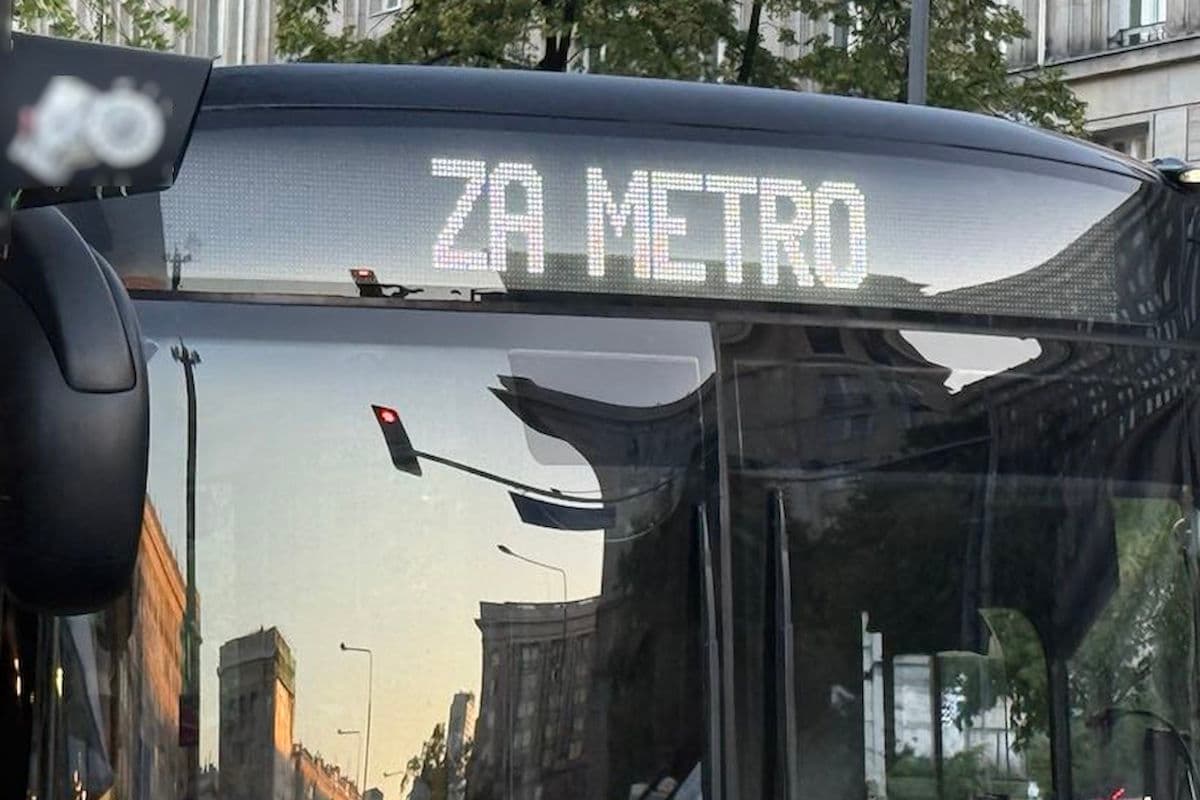 Wózek dziecięcy wpadł na tory metra. Trzy stacje M1 zostały czasowo zamknięte
