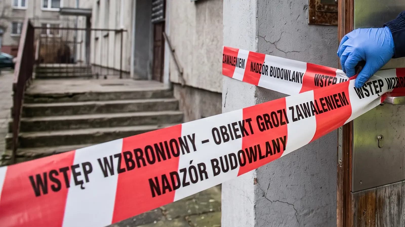 Nadzór budowlany zamyka blok w Warszawie. 44 rodziny na Ursynowie boją się, że budynek się zawali