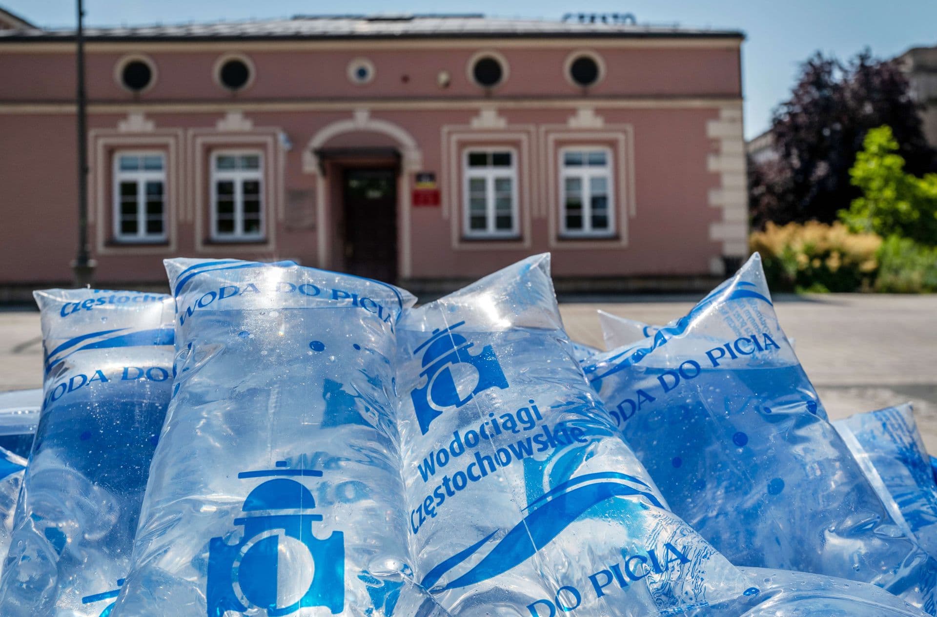 Częstochowa walczy z upałami. Zraszacze i woda w woreczkach