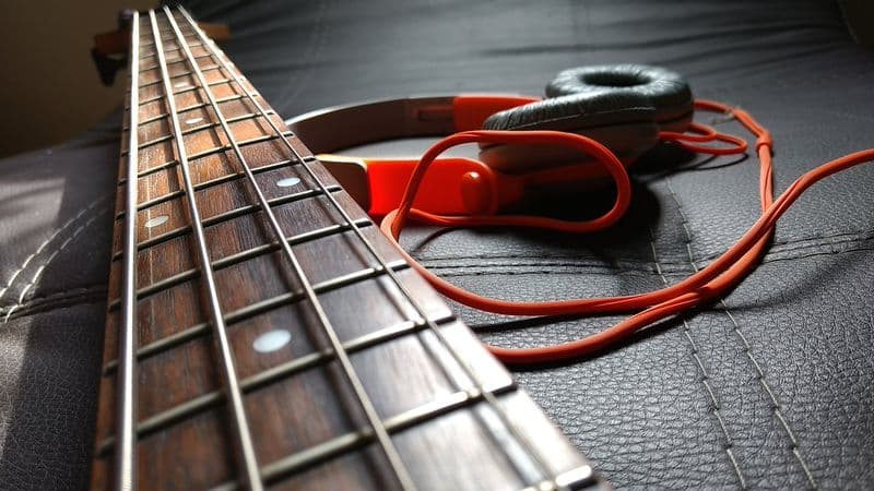 Próby zespołów i lekcje muzyki na żywo przez Internet