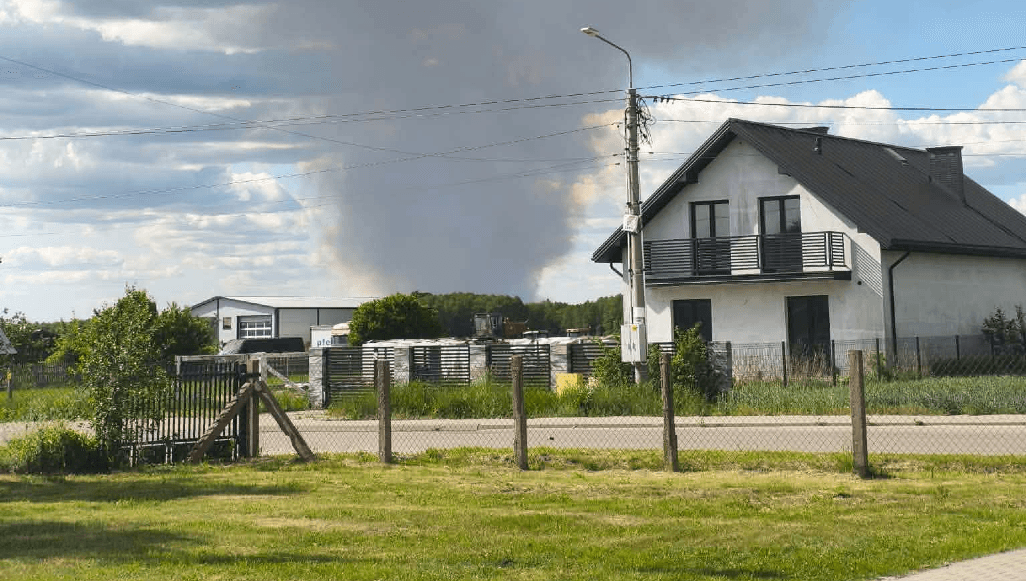 Strażacy z powiatów węgrowskiego i mińskiego gaszą ogromny pożar lasu w powiecie wołomińskim