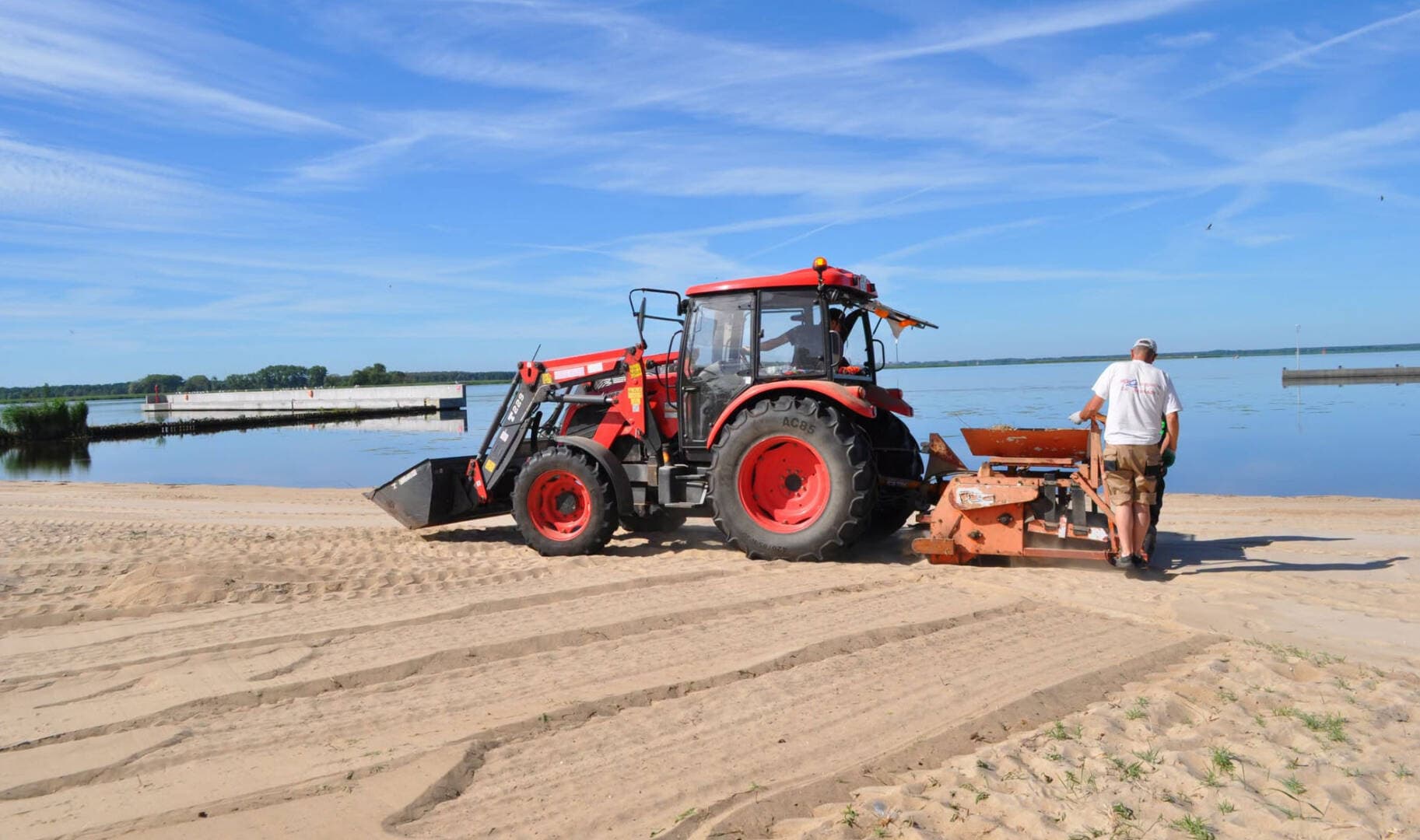 Ostatnie porządki na plaży. Kąpielisko nad Zalewem Szczecińskim kusi