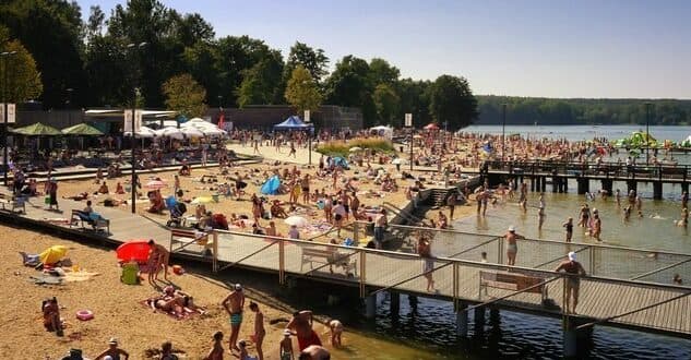 Początek lata na Warmii i Mazurach: Opublikowano najnowsze dane o temperaturze wody w jeziorach