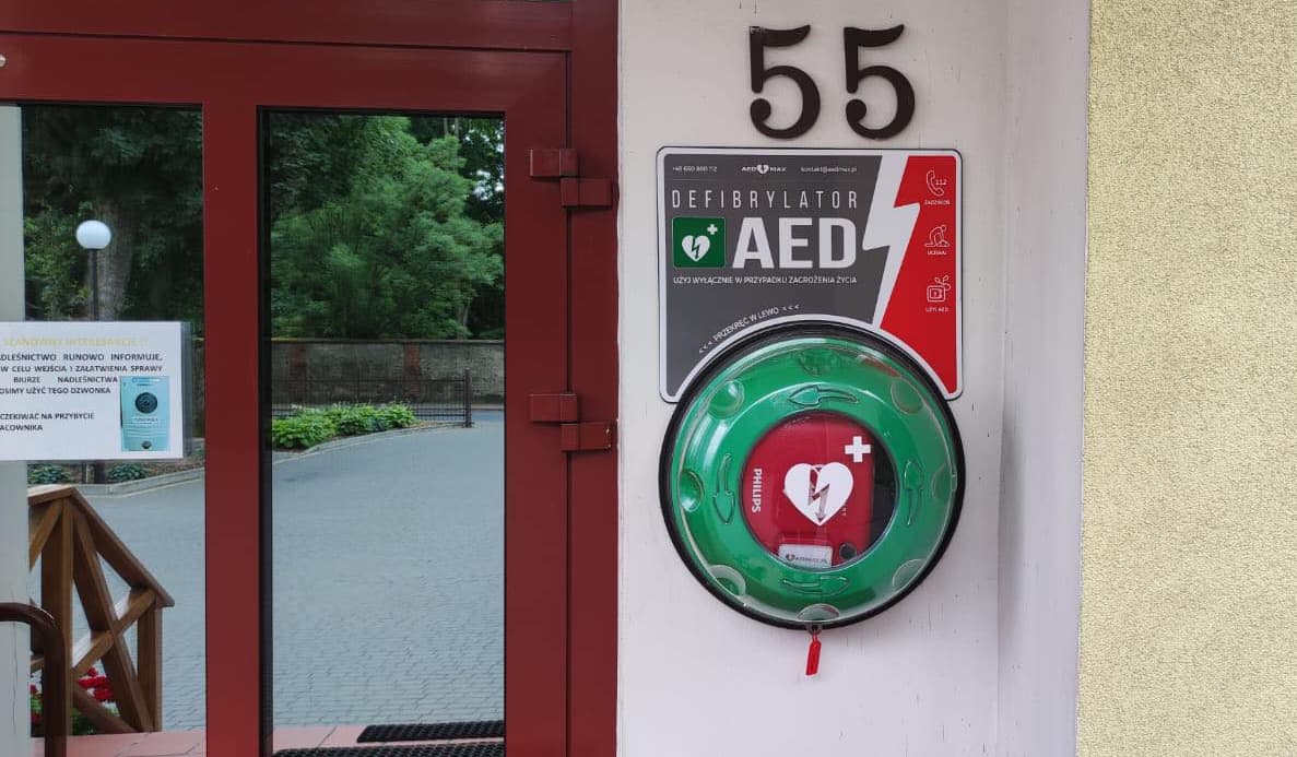 Jak działa AED? Gdzie znajdziesz go w powiecie sępoleńskim?