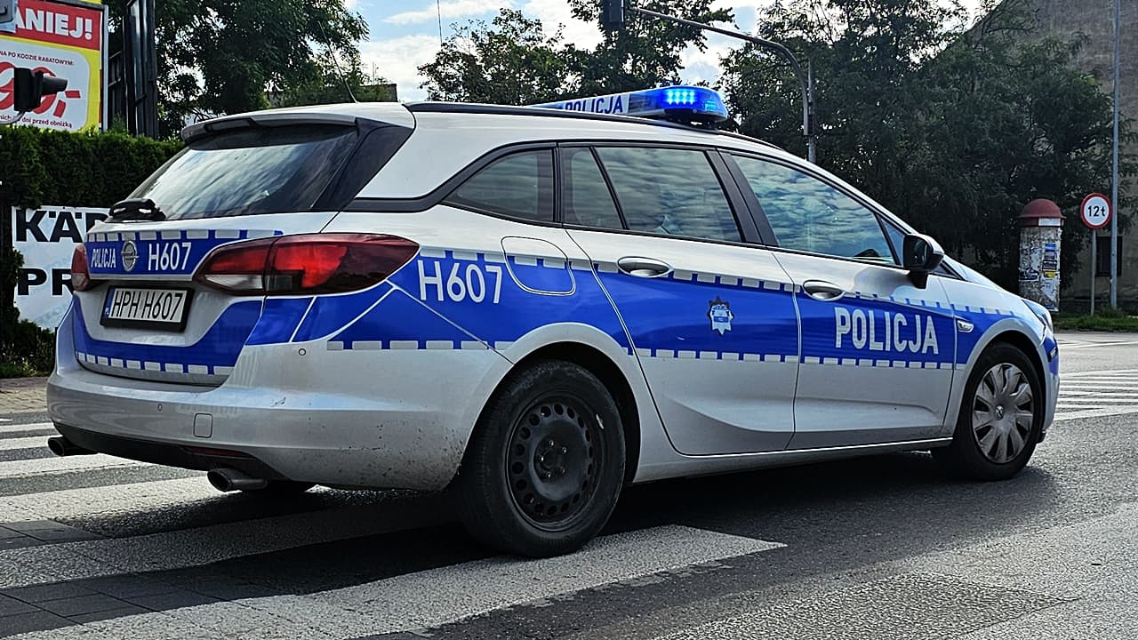 Jechał „wężykiem” na zakupy. Pijany kierowca zatrzymany dzięki zgłoszeniu świadka