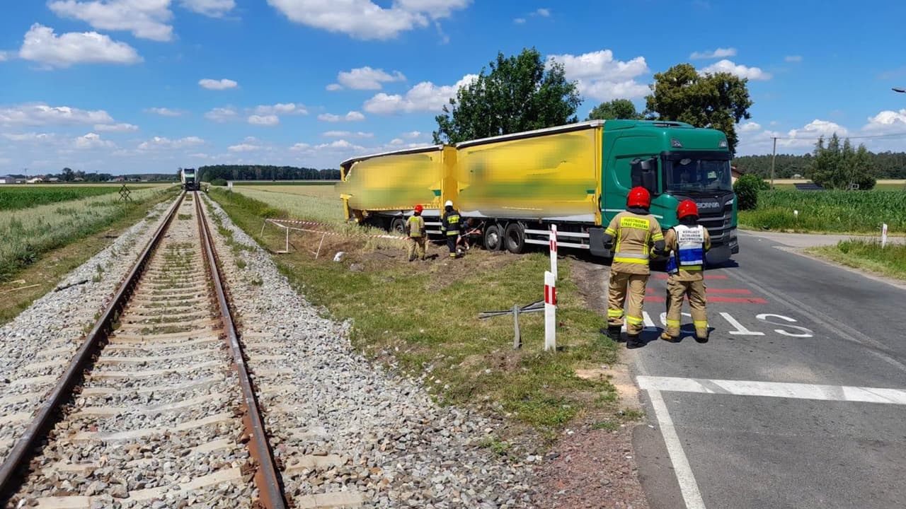 Kolejne zderzenie na przejeździe kolejowym w Kaczorowach. Tym razem ciężarówka zderzyła się z szynobusem