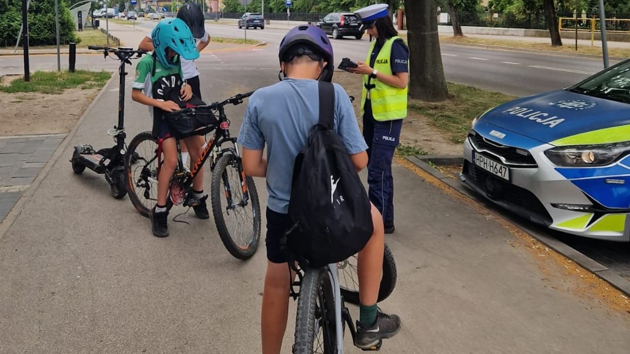 Policjanci przypominali o kaskach i trzeźwości podczas akcji dla cyklistów