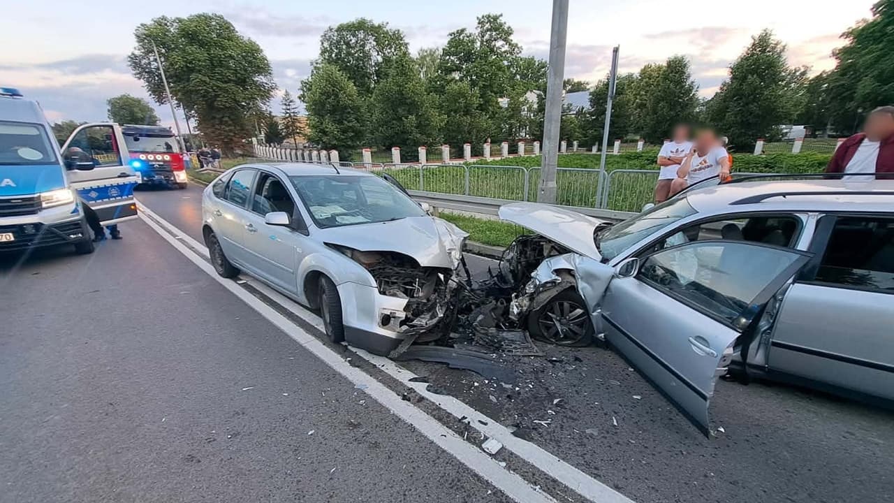 Czołowe zderzenie dwóch samochodów. Cztery osoby trafiły do szpitala