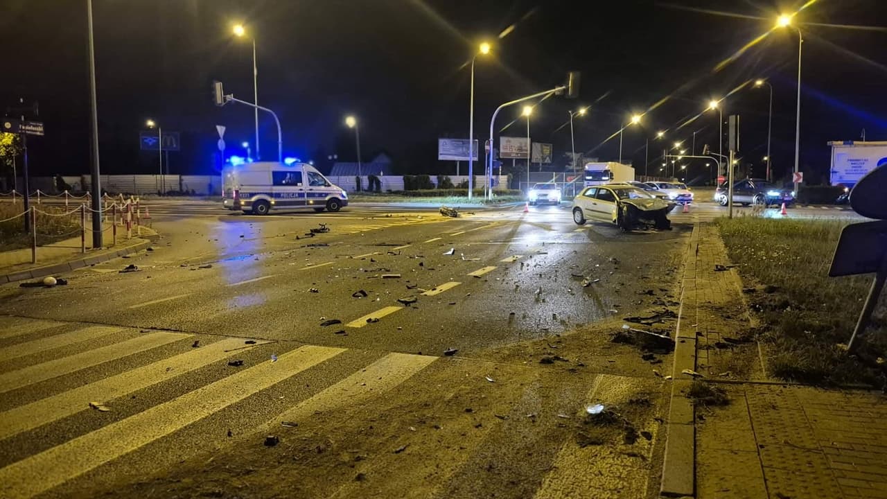 Zderzenie na Rondzie Wojska Polskiego w Płocku. Pięć osób trafiło do szpitala, wśród poszkodowanych dwoje dzieci