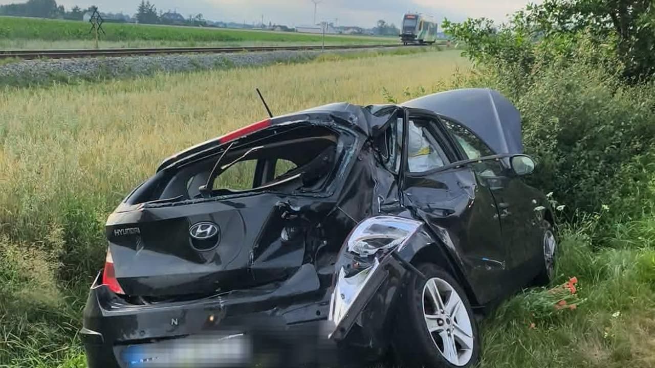 Zderzenie szynobusu z samochodem na przejeździe kolejowym. 21-latka trafiła do szpitala