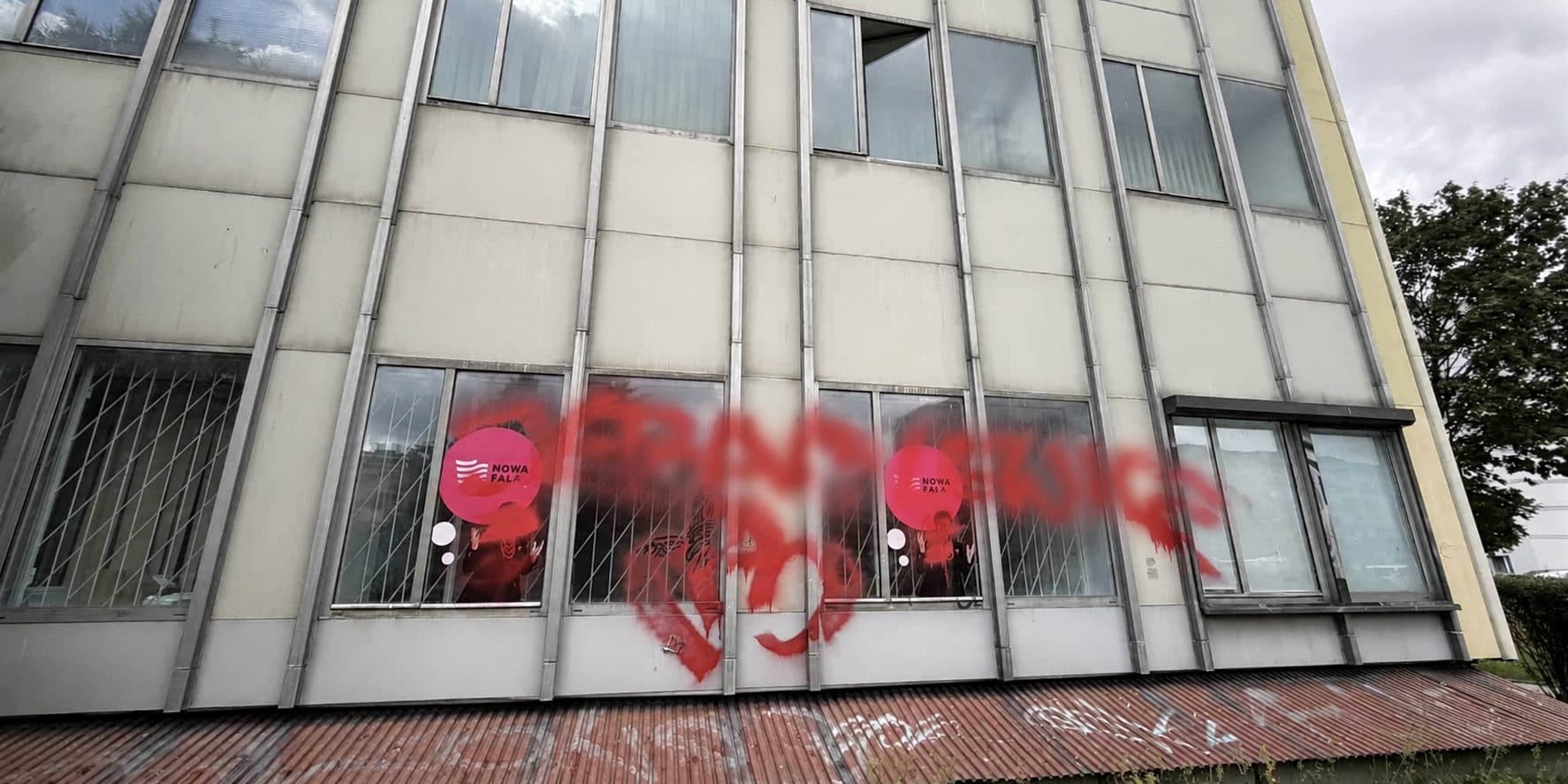 Wulgarne graffiti na biurze partii Nowa Fala. Policja szuka sprawców
