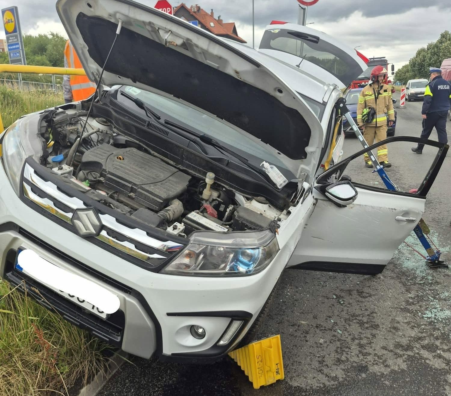 Wypadek na ul. Warszawskiej. Pojazd dachował, jedna osoba trafiła do szpitala