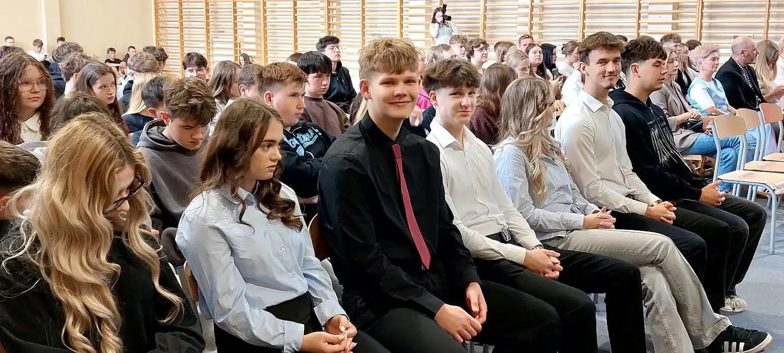 Prawie 12 tysięcy uczniów z powiatu ostrowskiego zaczęło dziś wakacje