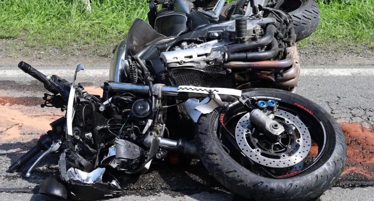Czołowe zderzenie z samochodem. Nie żyje 50-letni motocyklista