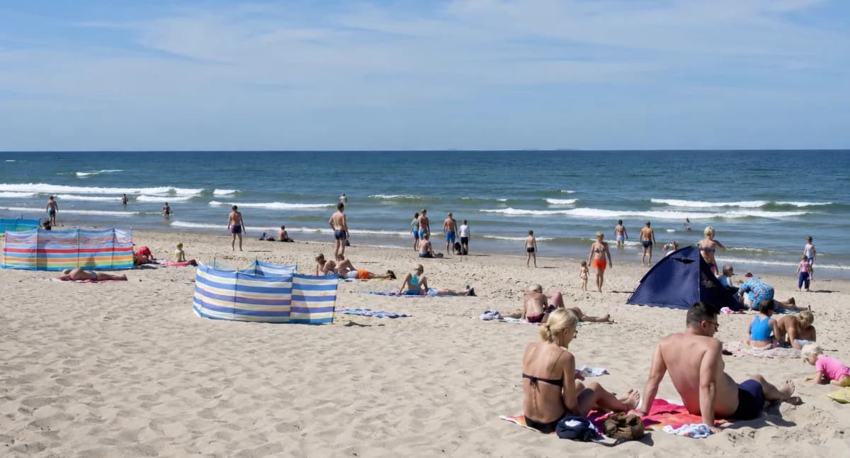 Pozwalasz dziecku biegać nago po plaży? Ekspertka mówi wprost: to poważny błąd