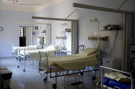 Prokuratura umorzyła śledztwo w głośnej sprawie szpitala covidowego na MTP