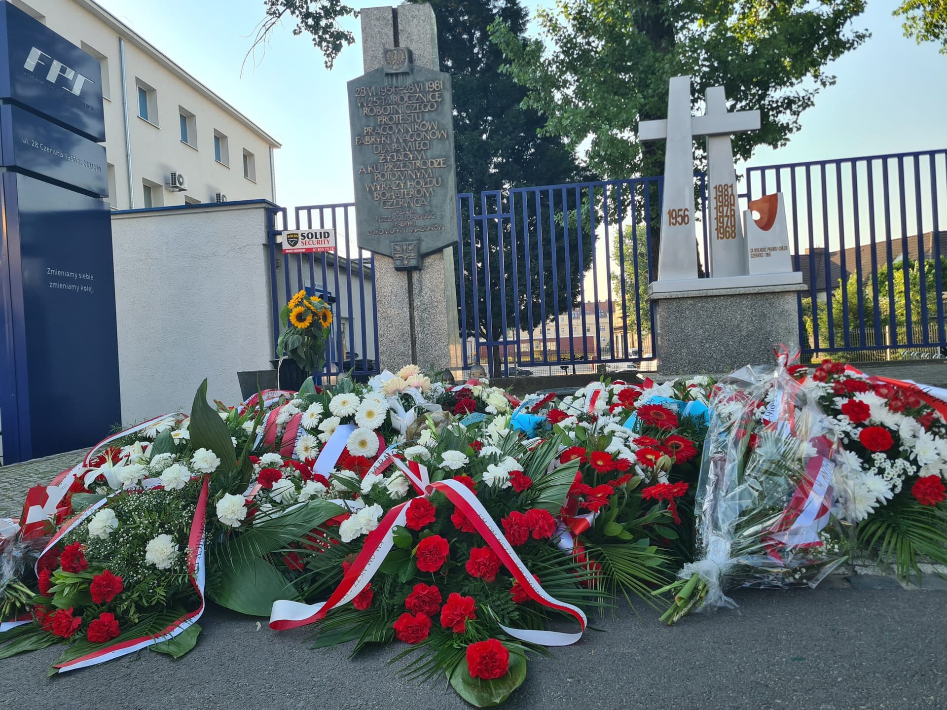 Cześć ich pamięci. Kwiaty pod bramą „Ceglorza”