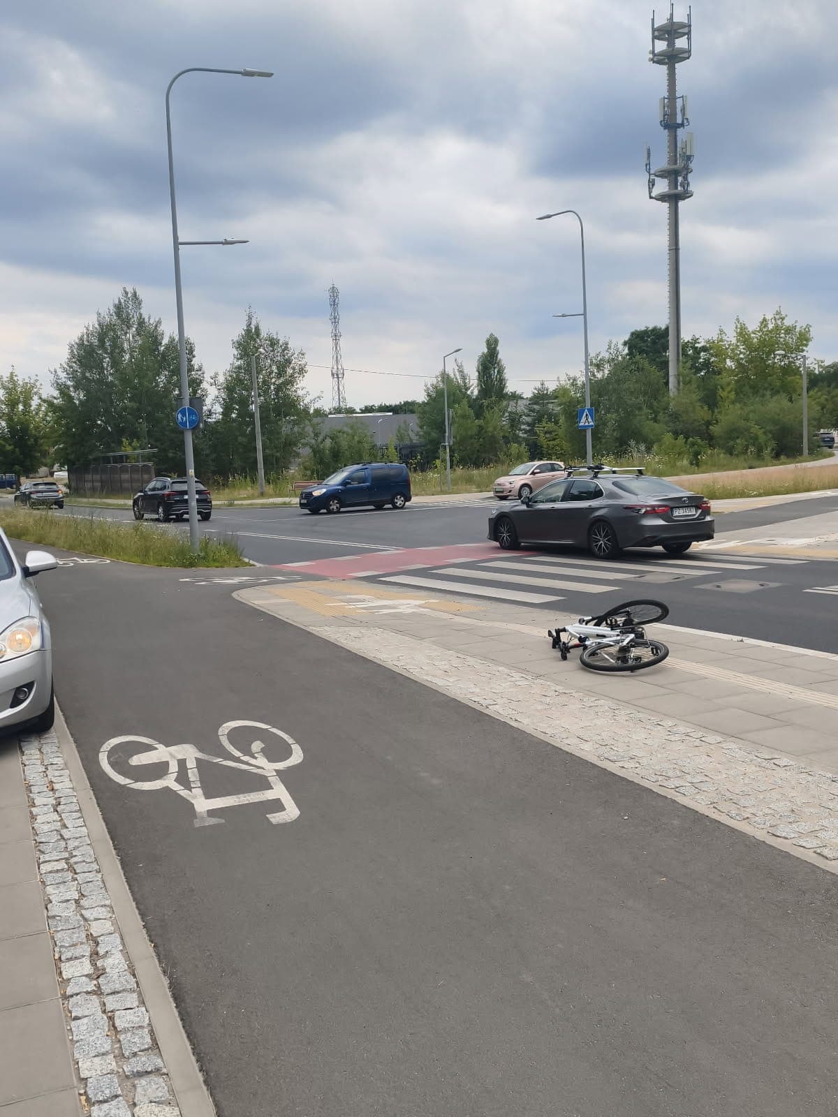 12- latek na rowerze wjechał w samochód