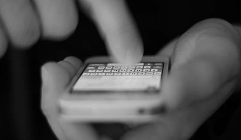 Zielona słuchawka ratunkiem dla psychiki. Bezpłatne i anonimowe wsparcie online