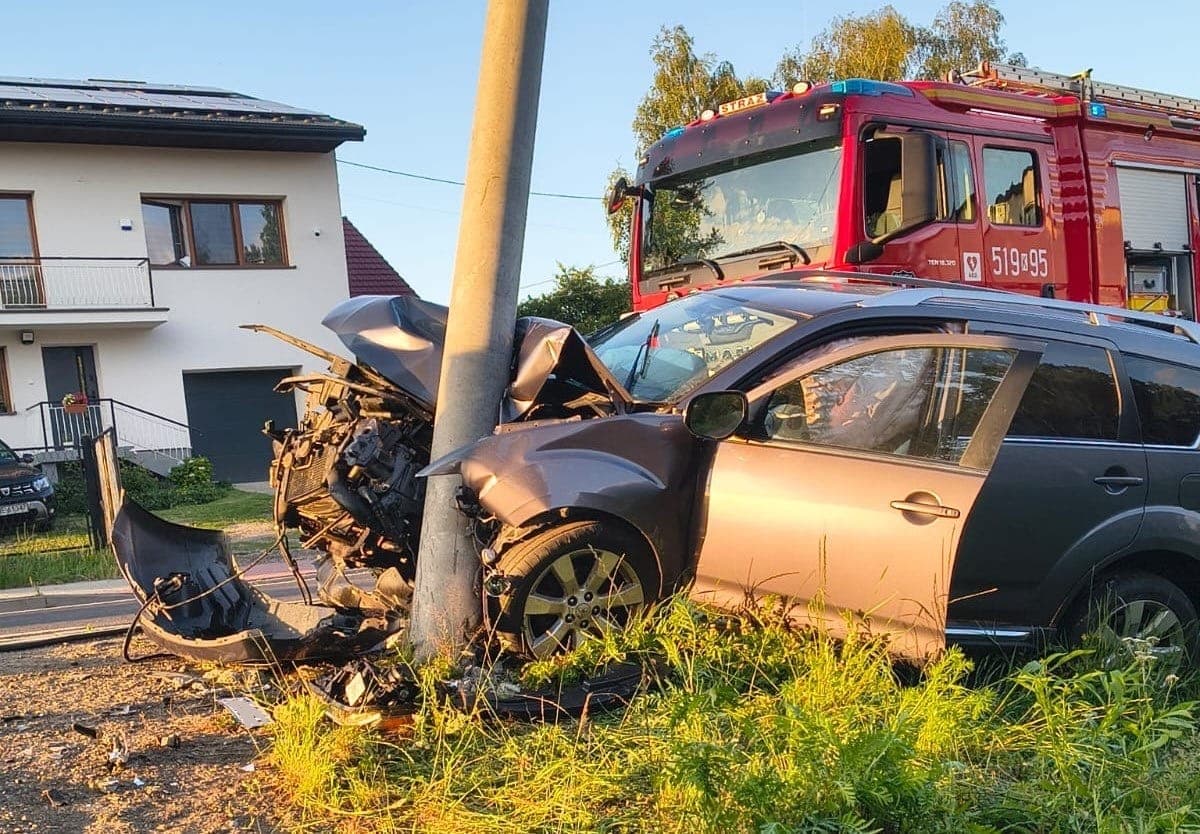 Osiek. Samochód uderzył w słup energetyczny. Do szpitala trafił kierowca i dwoje dzieci