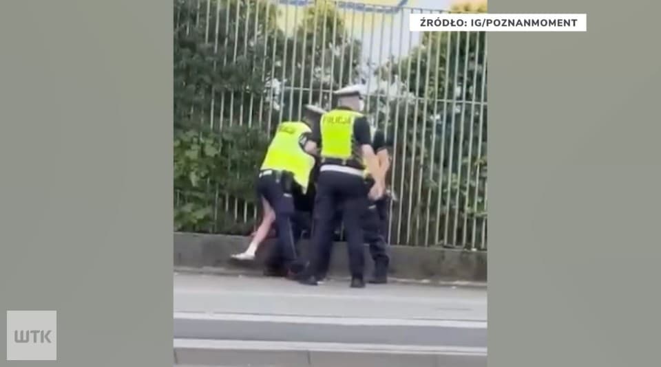 Agresywna rowerzystka zaatakowała policjantów. Usłyszała zarzuty