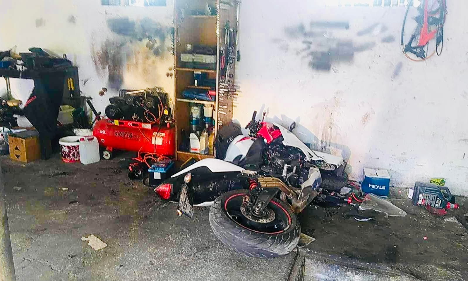 DĄBRÓWKA. Młody motocyklista uderzył Hondą w ścianę garażu. Został poważnie ranny.