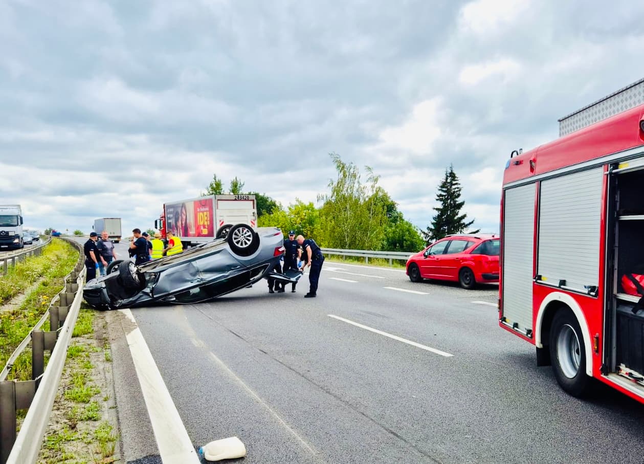 RADZYMIN. Dachowanie na trasie S8. Do kolizji doszło podczas wyprzedzania ciężarówki.