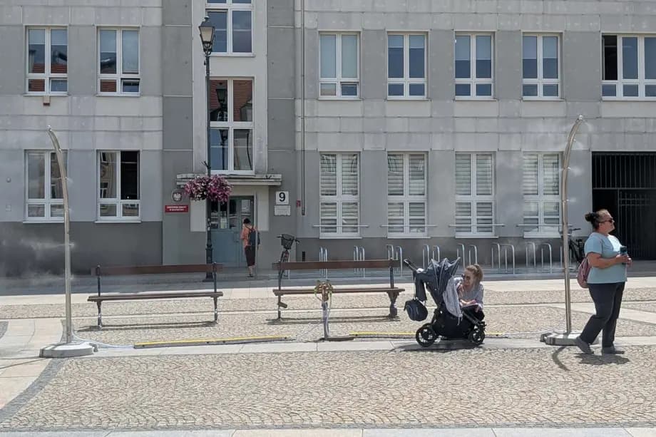 Kurtyny wodne na Rynku Kościuszki. W upały można też napić się kranówki