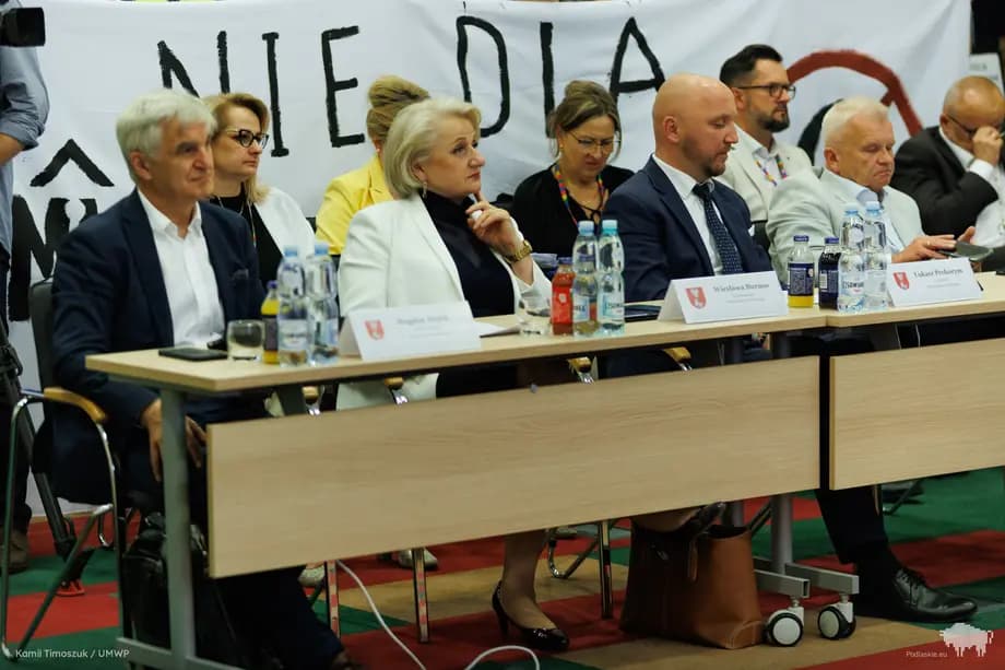 Dyskusja o UE i migracji podczas sesji sejmiku. Pod budynkiem protestowano
