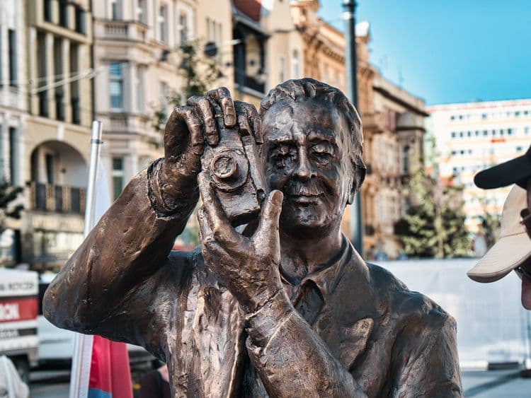 Rewitalizacja Placu Wolności. Nowa rzeźba przypomina o przeszłości. Raport nr 13 Kończy się rewitalizacja Placu Wolności. We wtorek (23 czerwca) uroczyście odsłonięto rzeźbę lajkarza – upamiętniającą międzywojennych fotografów. Na ważnym miejskim placu zadbaliśmy o więcej zieleni, estetykę i p