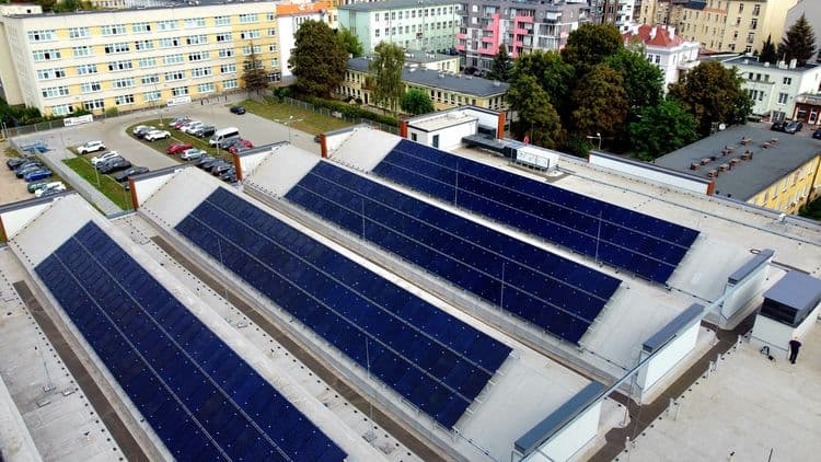 Słoneczna energia napędza Bydgoszcz Przygotowujemy się do kolejnych inwestycji w zieloną energię. Na Prądach planujemy budowę farmy fotowoltaicznej, która zasilać będzie miejskie budynki. Pod panelami zależy nam na urządzeniu kwietnej łąki i ustawieniu schronienia dla pożytecznych owadów za
