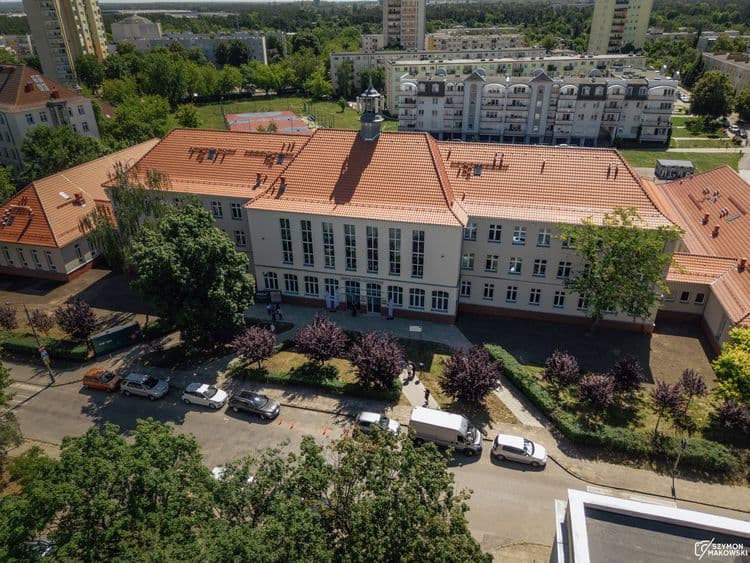 Ekoszkoła na Kapuściskach gotowa Kończy się kompleksowa termomodernizacja Zespołu Szkół Chemicznych na Kapuściskach. Trwają przygotowania do odbioru zadania. Szkoła zyskała docieplony dach, mury, nową elewację, zmodernizowaliśmy część pomieszczeń. Z efektami prac zapoznała się Zastępczyni Prez