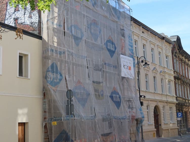 Elegancki szczyt i lukarny znów ozdobią skrzyżowanie Trwa remont wiekowej kamienicy przy ul. Pomorskiej 32, która zamyka perspektywę ul. Bolesława Chrobrego. Wcześniej wypiękniały sąsiednie budynki. Ta część Śródmieścia w ostatnich latach zdecydowanie zyskuje na estetyce.