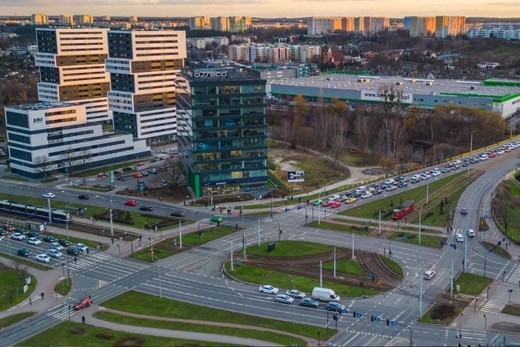 Nowe zwrotnice na Rondzie Fordońskim. W wakacje tramwaje zmienią trasy W sobotę (27 czerwca) rozpocznie się remont rozjazdów na rondzie Fordońskim. Linie tramwajowe kursujące w kierunku osiedli górnego tarasu i Fordonu będą tymczasowo kierowane przez ul. Kujawską i Wojska Polskiego. W czasie w