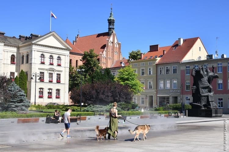 Upały. Uważajmy na siebie W związku ze zbliżającą się falą upałów apelujemy do Bydgoszczanek i Bydgoszczan, by zachowali ostrożność i dbali o siebie, nie zostawiali w samochodach czworonogów. Schronisko dla zwierząt w Bydgoszczy zawiesza spacery i prosi o ograniczenie aktywności z psami w czas