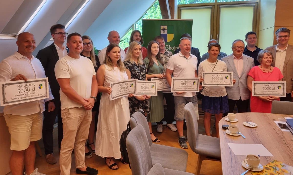 Laureaci loterii meldunkowej odebrali symboliczne czeki