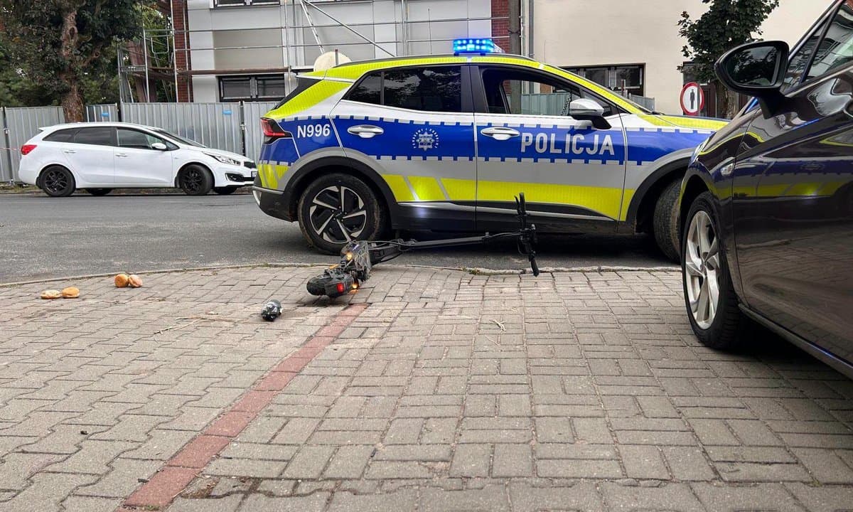 Zderzenie auta z hulajnogą. 20-latek trafił do szpitala