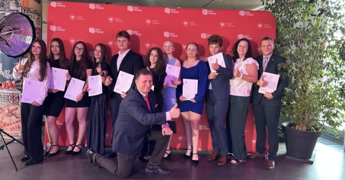 Uczniowie z Rożnowa laureatami ogólnopolskiego konkursu „Silni Polską!”