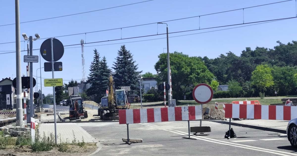 Przejazd na Kowanowskiej znów zamknięty na dłużej. Wykonawca nie odpowiada na nasze pytania