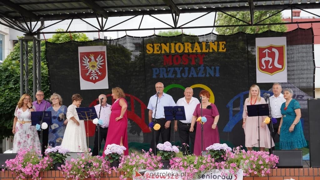 OstrołękaMuzyka i taniec na Placu Wolności. „Senioralne Mosty Przyjaźni” w Ostrołęce! [ZDJĘCIA, WIDEO] 0