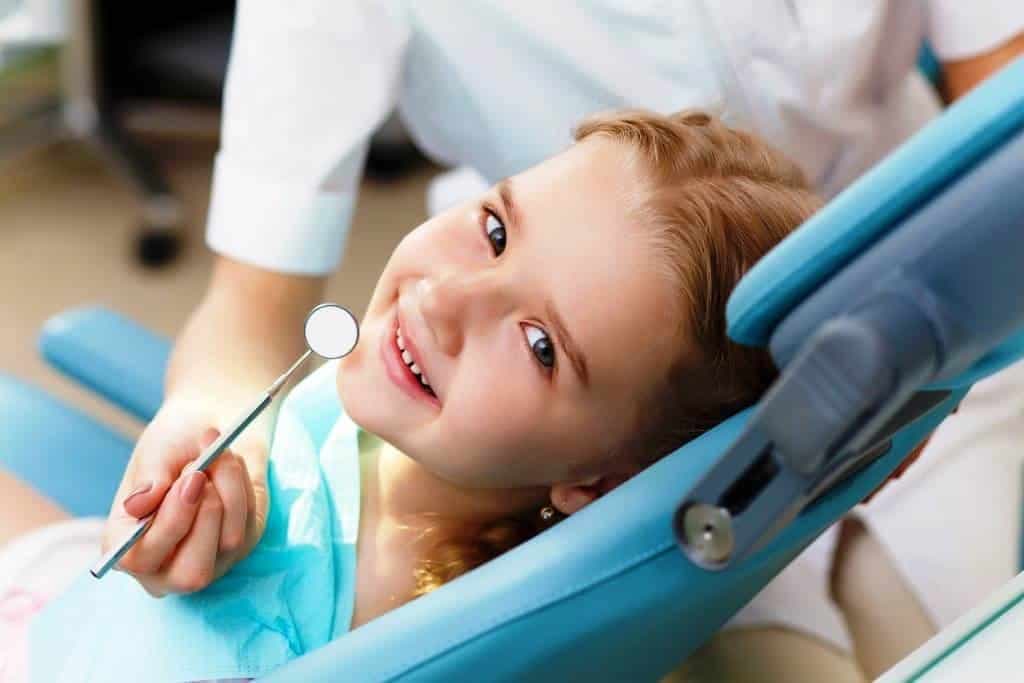 Wakacyjna opieka dentystyczna dla dzieci w Przasnyszu. Szkolny gabinet stomatologiczny pracuje także latem