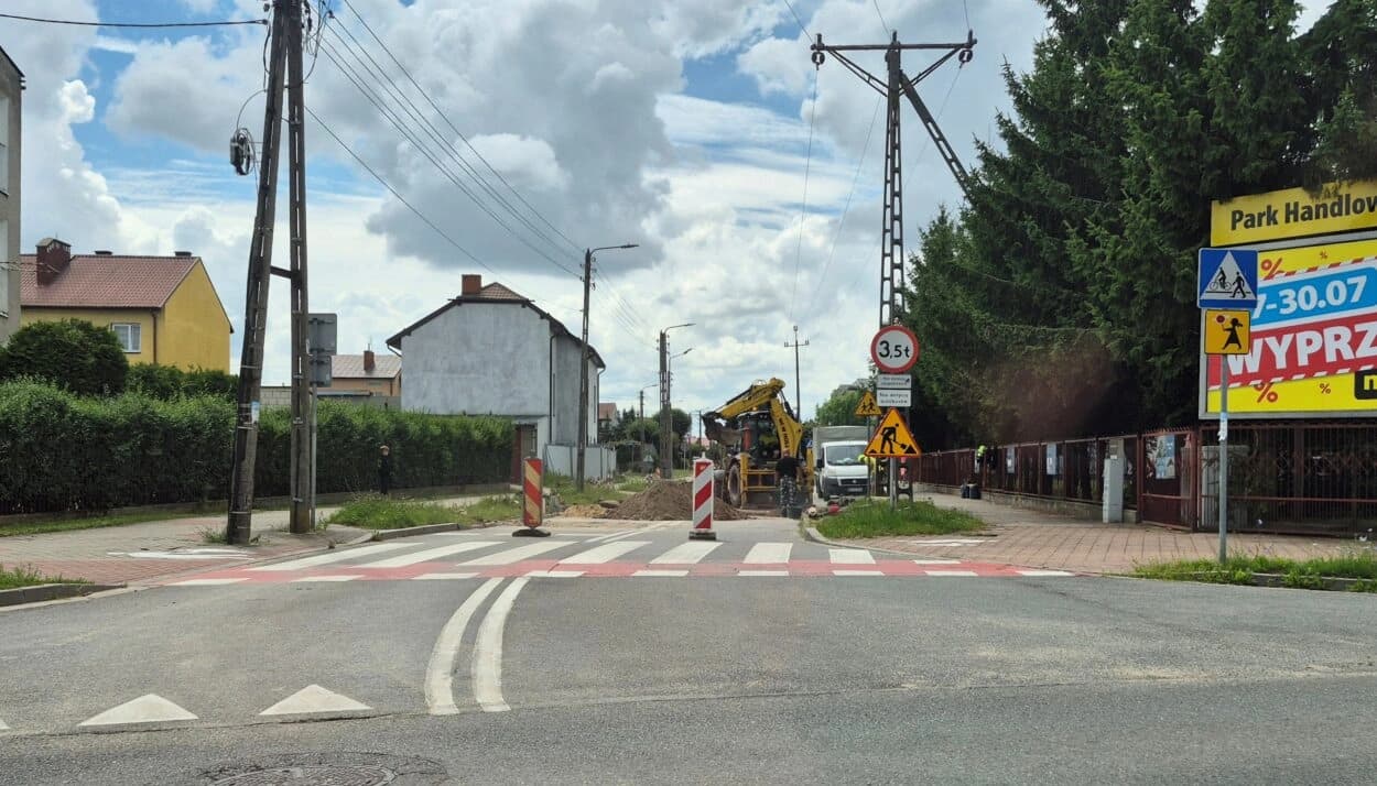 Ulica Broniewskiego przy SP nr 1 w Przasnyszu już rozkopana. Droga jest nieprzejezdna