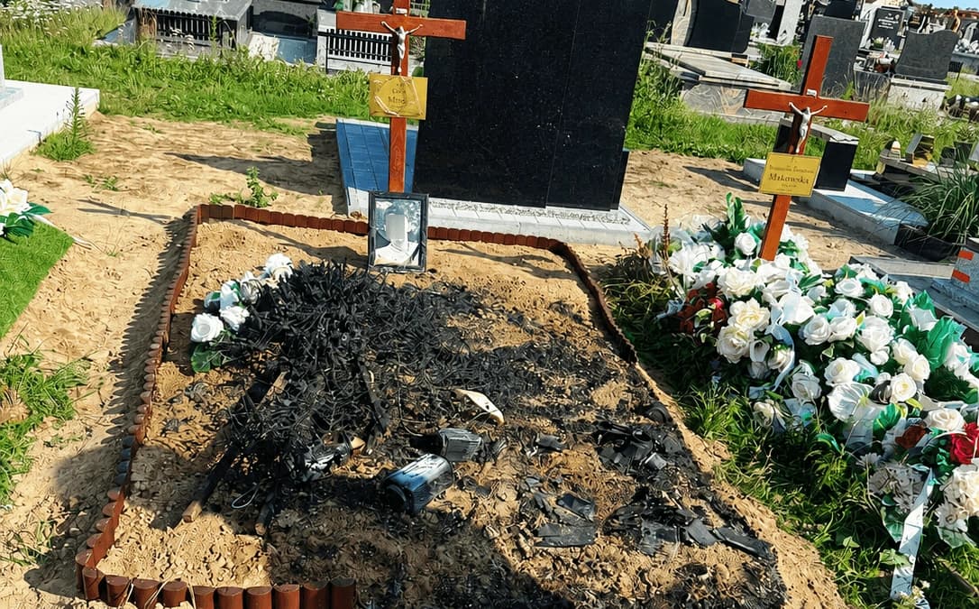 Pożar na przasnyskim cmentarzu komunalnym. W ogniu wieńce na grobie
