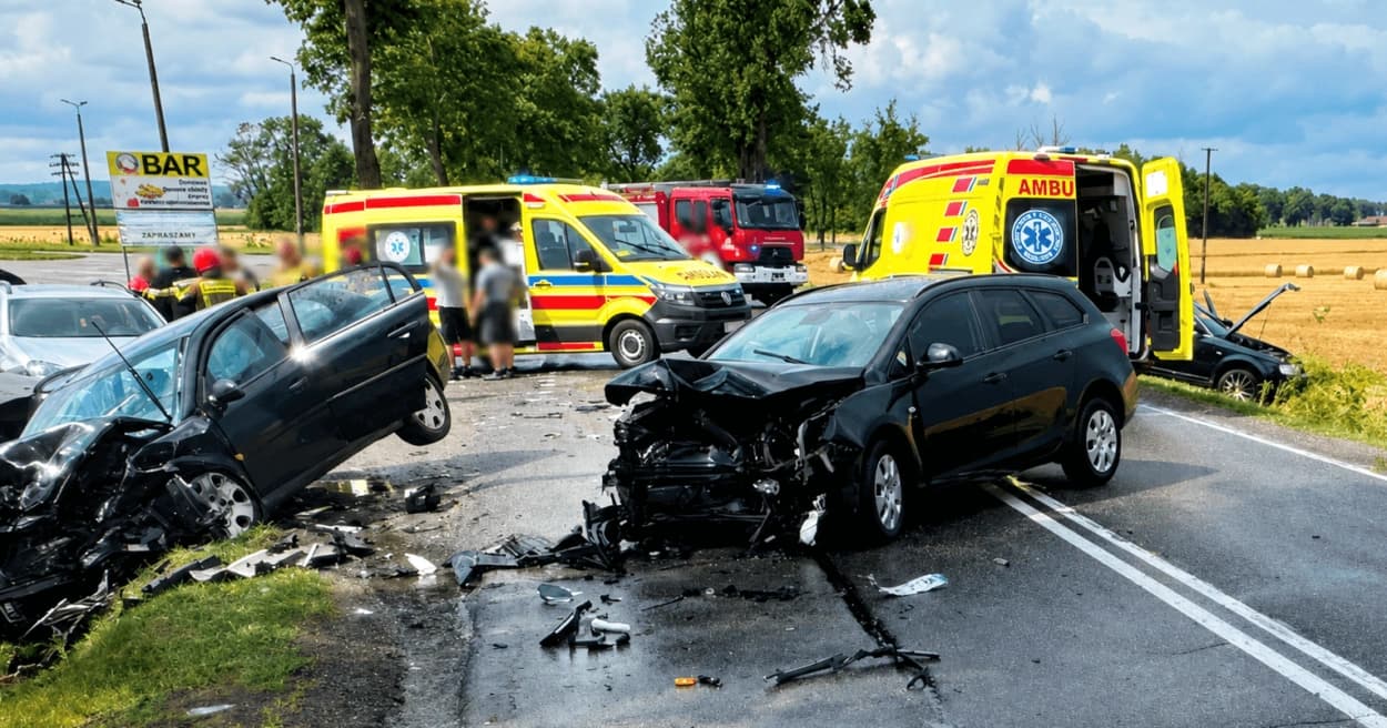 Trzy rozbite auta i trzy osoby w szpitalu po wypadku na ulicy Słowackiego w Przasnyszu. Zawinił 19-latek
