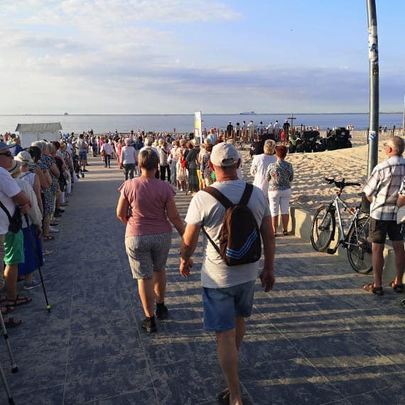 Oby szczęśliwa gwiazda czuwała nad morskim kąpieliskiem. Inauguracja sezonu na plaży z modlitwą i błogosławieństwem